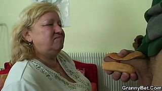 llicking granny pussy