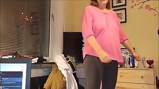 milf gives pussy show