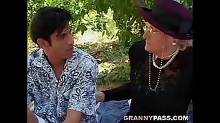 milf seduces young female blond